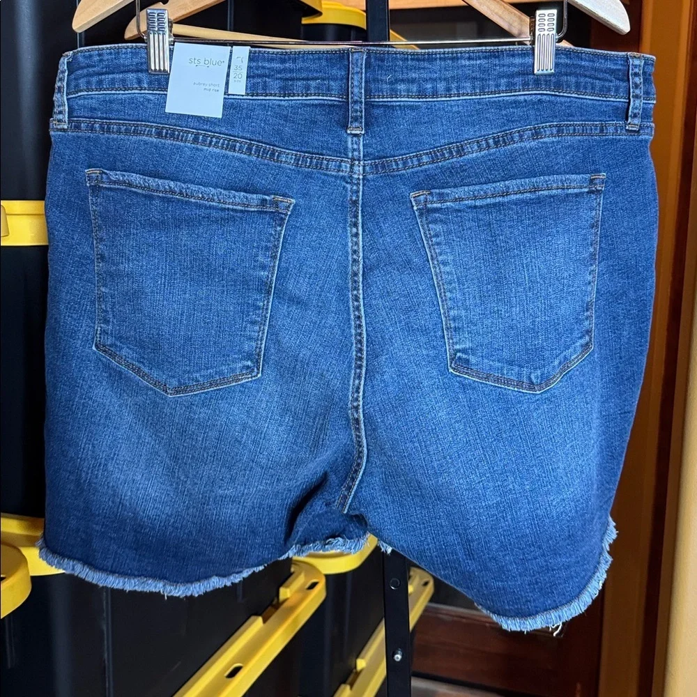 NWT STS Blue Aubrey Mid Rise Denim Shorts 20W Plus Size Raw Hem Distressed